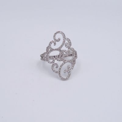 gros plan d'une bague en diamant sur une surface blanche