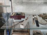 une vitrine en verre contenant divers objets