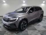 un SUV argenté garé dans une pièce au sol en damier