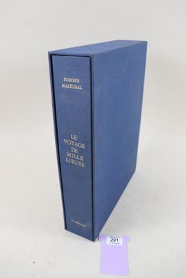 une image représentant un livre bleu posé sur une table blanche