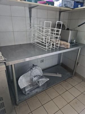une cuisine équipée d'un évier et d'un plan de travail en métal