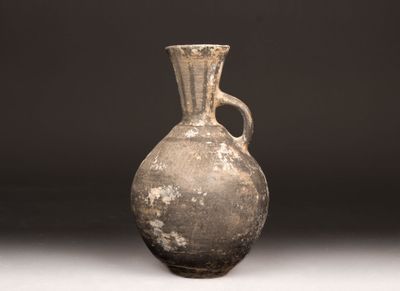 Petit vase lécythe en terre cuite, la panse de section circu… - Photo 1