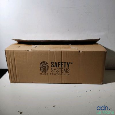 une boîte en carton posée sur une table blanche