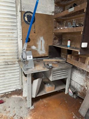 un établi au milieu d'un bâtiment délabré