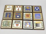 neuf tuiles aux motifs variés posées sur une table