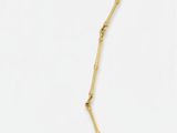 un collier en or composé d'une longue chaîne fabriquée à partir de tiges de bambou