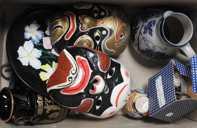 une boîte contenant divers objets décoratifs