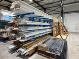 une grande quantité de métal et de bois dans un entrepôt