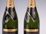 deux bouteilles de champagne Moët