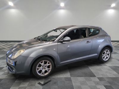 la photo d'une voiture argentée garée dans un garage