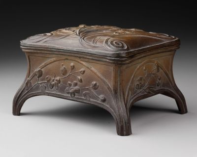 une vieille boîte en bronze ornée d'un motif décoratif sur le couvercle