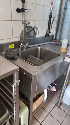 une cuisine équipée d'un évier et d'un lave-vaisselle