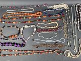 plusieurs types de colliers et de bracelets différents disposés sur une table