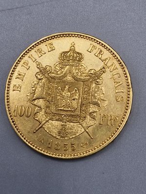 gros plan d'une pièce d'or portant des armoiries