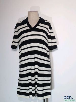 une robe à rayures noires et blanches posée sur un mannequin