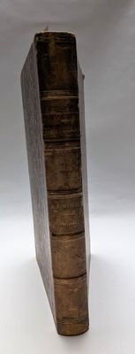 un livre posé sur une table