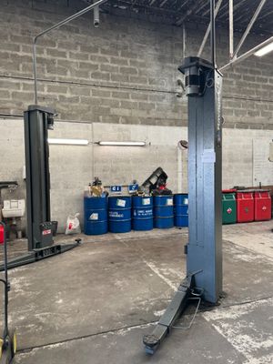 un grand garage rempli de nombreux fûts bleus