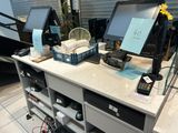 un bureau sur lequel se trouvent de nombreux appareils électroniques