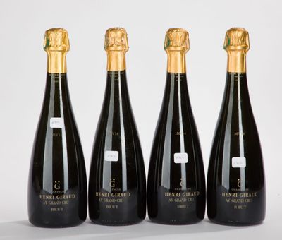 trois bouteilles de champagne sont alignées les unes à côté des autres