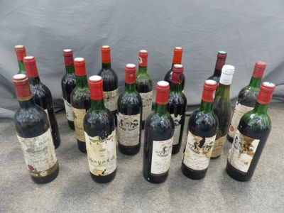 plusieurs bouteilles de vin sont alignées sur une table