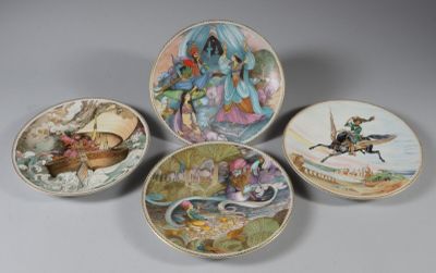 quatre assiettes décoratives sur lesquelles figure l'image d'une femme à cheval