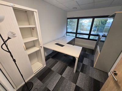 une photo d'une pièce avec un bureau et une bibliothèque