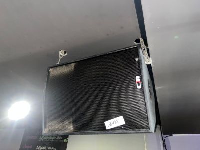 une valise noire suspendue au plafond