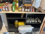 un plan de travail sur lequel se trouvent un mixeur, un blender et d'autres produits alimentaires