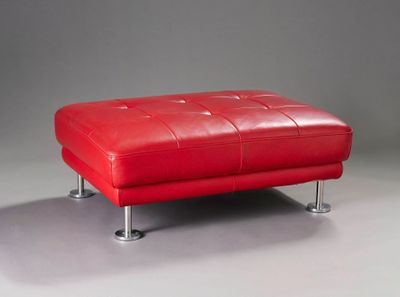 Large pouf ottoman En cuir capitonné rouge. Pieds en métal c…