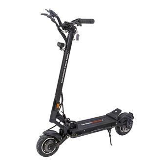une trottinette électrique noire sur fond blanc