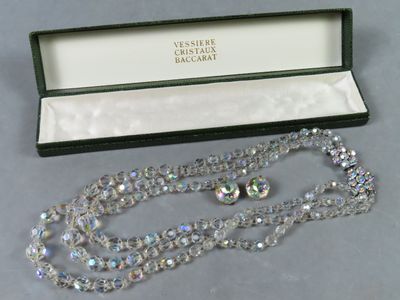 un collier et un bracelet dans une boîte posée sur une table