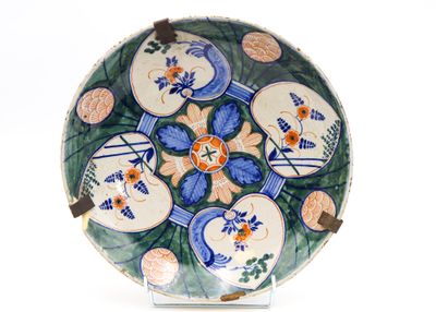 une assiette bleue et blanche ornée d'un bouquet de fleurs