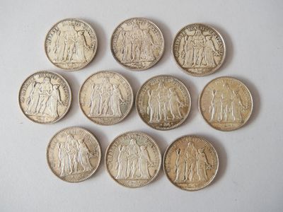 six types de pièces différents sont disposés en cercle sur une surface blanche