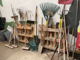On voit sur cette photo de nombreux types d'outils de jardinage différents.