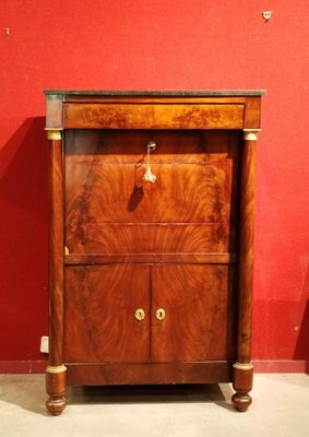 une armoire en bois munie d'une porte, dans une pièce