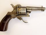 gros plan d'un revolver sur une surface blanche