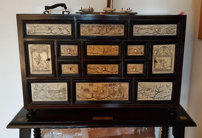 une armoire noire surmontée de nombreux tiroirs