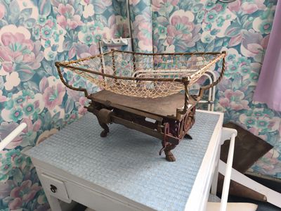 un panier posé sur une commode