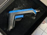 un outil bleu et noir dans une boîte noire