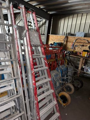 plusieurs échelles empilées dans une pièce