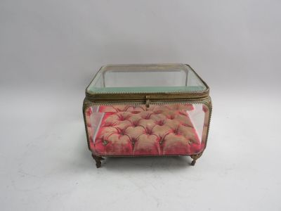 Coffret à bijoux en métal doré et verres biseautés, le font …