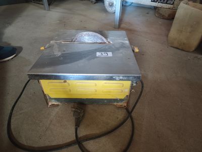 une machine posée sur le sol de la pièce