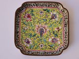 une assiette jaune ornée d'un motif floral