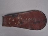 une vieille paire de chaussures marron avec une semelle en cuir sur un fond blanc