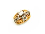une image d'une bague en or et diamants sur fond blanc