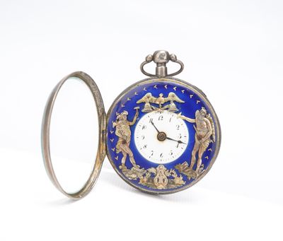 une montre de poche argentée et bleue posée sur une surface blanche
