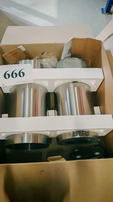 une boîte en carton contenant quelques gobelets
