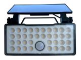 le projecteur LED est représenté sur un fond blanc et sur un fond bleu