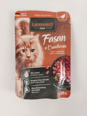 un gros plan d'un sac de nourriture pour chat posé sur une surface blanche