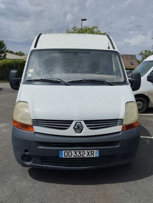 une camionnette blanche garée dans un parking